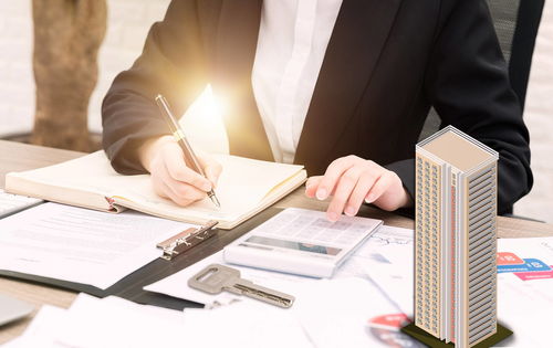 物业管理公司预收跨年度物业费的企业所得税收入确认时点解析